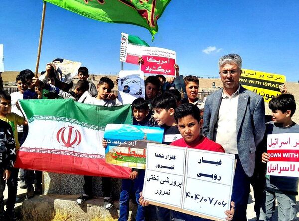 غبارروبی گلزار شهدای روستای نمرور توسط دانش‌آموزان