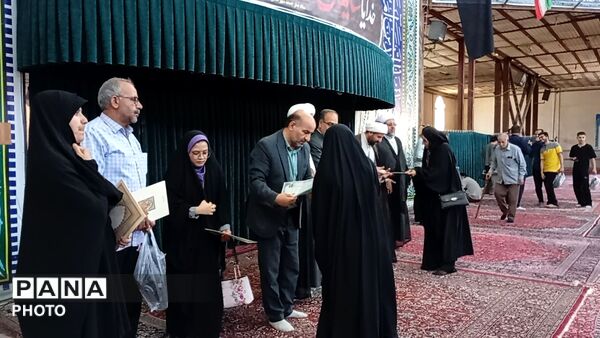 تجلیل از افتخارآفرینان عرصه نماز و قرآن ملایر