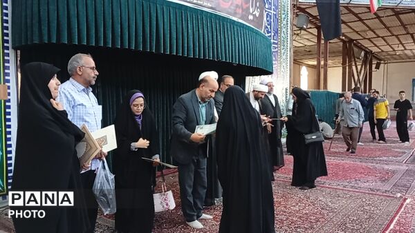 تجلیل از افتخارآفرینان عرصه نماز و قرآن ملایر