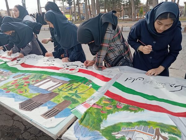 نقاشی چند متری در حاشیه راهپیمایی ۲۲ بهمن در خلیل آباد