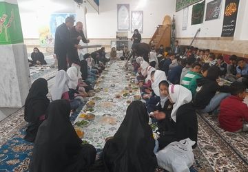 ضیافت افطاری دانش‌آموزان در روستای زمان‌صوفی