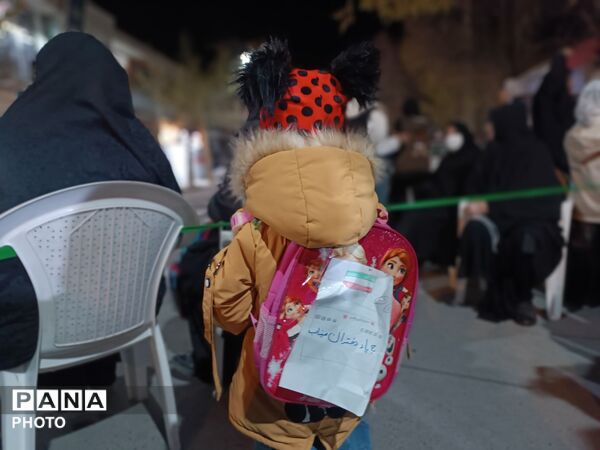 غوغای دانش‌آموزان در استقبال از موکبِ «فرزندانِ سردار سلیمانی»