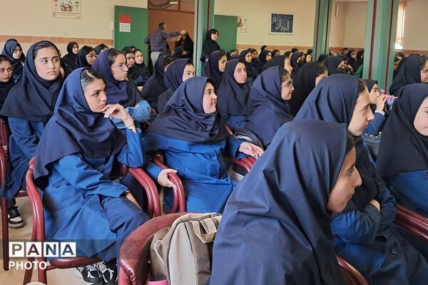 طرح «هر دانش‌آموز یک مهارت» با حضور کارآفرینان برتر شهرستان دماوند ، در دبیرستان احمد ابراهیمی
