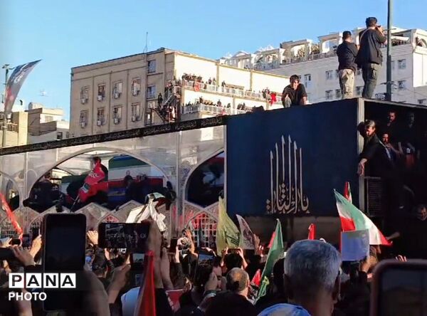 بدرقه باشکوه رهبر شهید در مشهد مقدس در جوار حرم مطهر رضوی