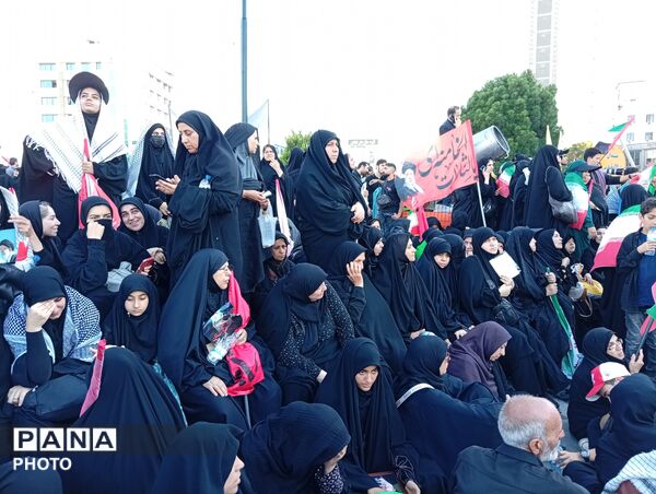 تشییع و تدفین قائد شهید امت در شهر مشهد مقدس