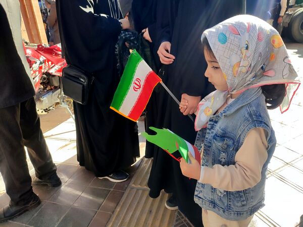حضور پر شور دانش آموزان نیشابوری در راهپیمایی ١٣ آبان
