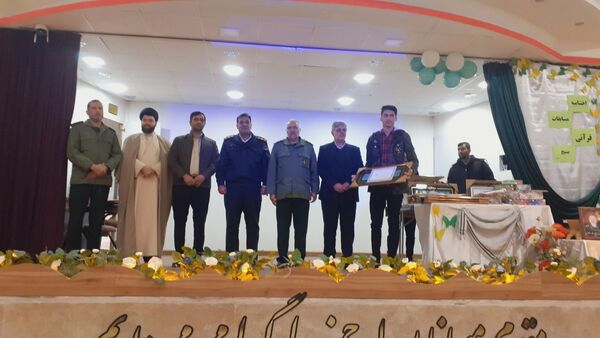 تجلیل از برگزیدگان مسابقات قرآن و عترت بسیج در خلیل آباد