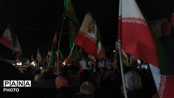 حضور وطن دوستان  نیشابوری زیر باران رحمت در سی و هشتمین شب از اجتماعات مردمی 
