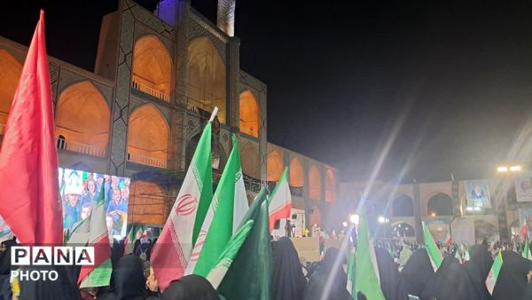 کاروان پیاده در میدان آزادی یزد