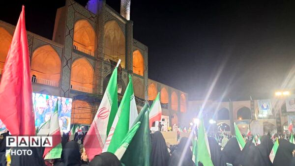 کاروان پیاده در میدان آزادی یزد