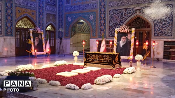 تجدید میثاق زائران با قائد شهید امت اسلامی در جوار بارگاه رضوی