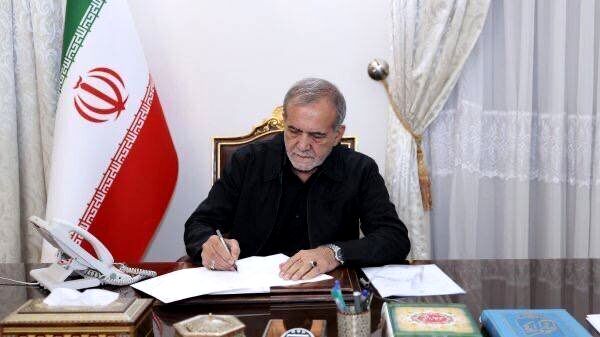 پزشکیان: خون‌خواهی و انتقام از عاملین و آمرین به شهادت رساندن رهبرمان را وظیفه و حق مشروع خود می‌دانیم