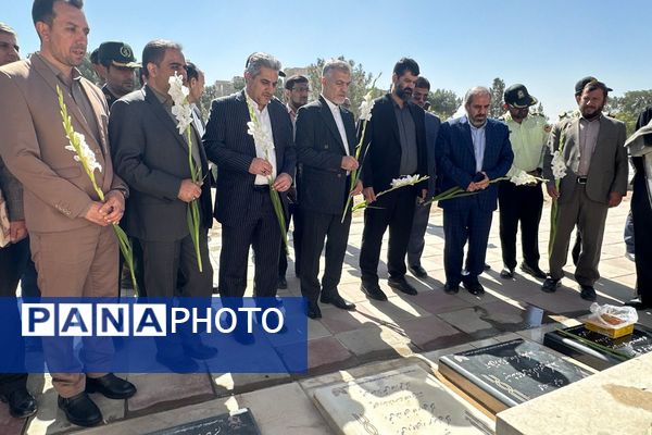 غبارروبی مزار شهدا در امام زاده حسن(ع) نسیم‌شهر