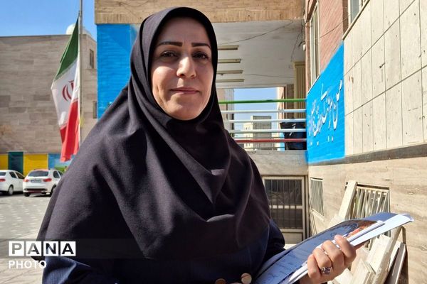 تقدیر از رتبه های برتر درسی در دبستان مریم بهارستان دو