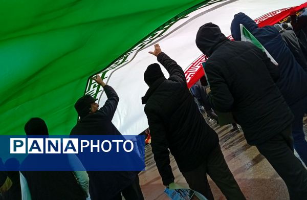 راهپیمایی ۲۲ بهمن در مشهد با حضور فرمانده واحدهای حوزه ۱۹ بسیج دانش‌آموزی منطقه تبادکان