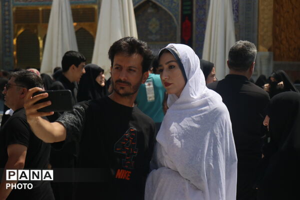 حال و هوای زائران حریم رضوی در ظهر عاشورای حسینی