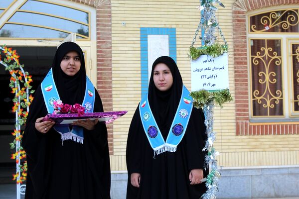 نواختن زنگ مهر و زنگ نماز و ایثار و شهادت در دبیرستان  دخترانه شاهد غرویان