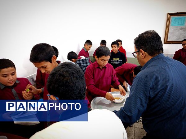 پخش غذای نذری بین دانش آموزان دبیرستان میثاق 