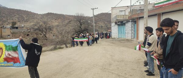 حضور پرشور دانش‌آموزان مدرسه فردوسی سرمازه در راهپیمایی ۲۲ بهمن