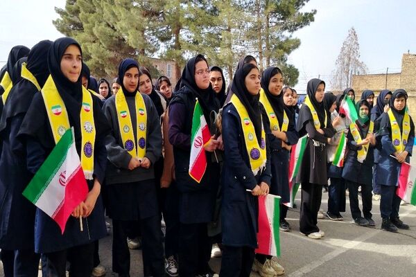 گلبانگ زنگ چهل و هفتمین پیروزی انقلاب اسلامی در مدرسه شهید مجید دهنوی 