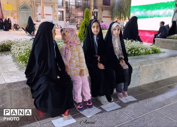 نسل جدید هم پای کار انقلاب هستند