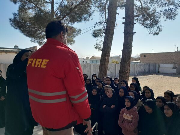 آموزش اطفای حریق و ایمنی به دانش آموزان دبیرستان مادرمهربان خلیل آباد