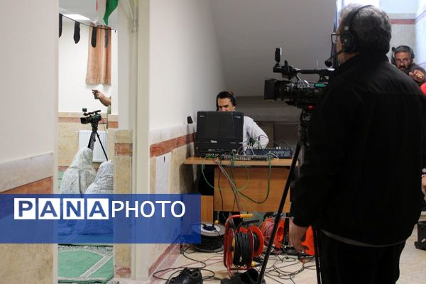 اقامه نماز جماعت در دبیرستان هجرانی پردیس به امامت امام جمعه شهرستان