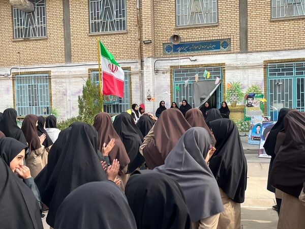 نواختن زنگ مهر در مدرسه شهید محمدی پور خلیل آباد 