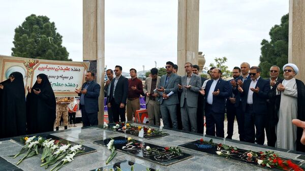 غبار روبی مزار شهدا در قوچان 