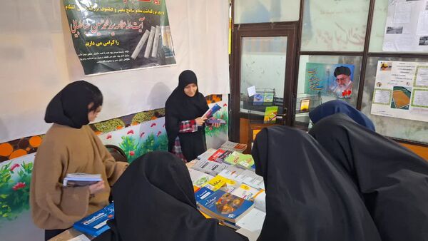 برپایی نمایشگاه کتب کمک‌درسی در دبیرستان دخترانه فاطمیه ناحیه یک کرج