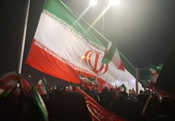 پرچم جمهوری اسلامی ایران در میدان ورودی شهرستان زرقان به اهتزاز درآمد