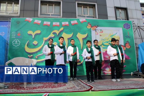 تجلی حضورفرهنگیان و دانش‌آموزان منطقه ۱۰ در جشن انقلاب