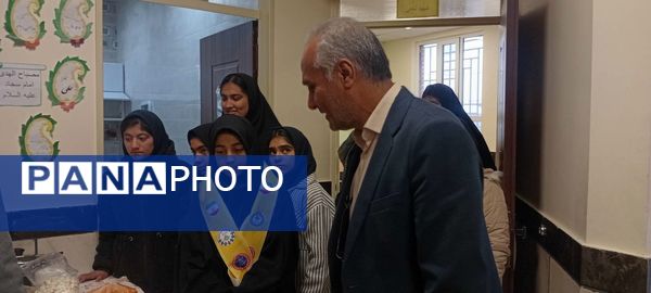 بازدید معاون آموزشی آموزش و پرورش خلیل آباد از بازارچه کار آفرینی جوانه های انقلاب