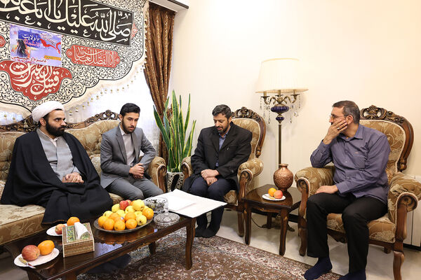 دیدار معاون پرورشی و فرهنگی با خانواده معلم شهیده فائزه رحیمی
