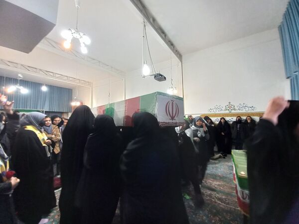 استقبال گرم دانش آموزان از پیکر شهید گمنام در دبیرستان امجدی یک ناحیه ۵ 