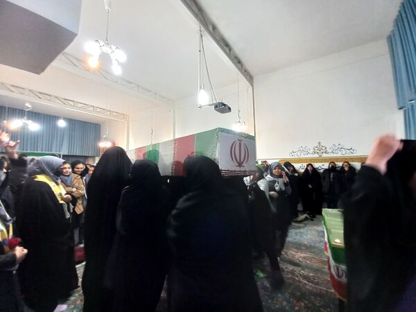 استقبال گرم دانش آموزان از پیکر شهید گمنام در دبیرستان امجدی یک ناحیه ۵ 