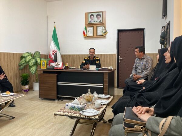 بازدید دانش‌آموزان دبیرستان سمیه از کلانتری ۱۱ بجنورد به مناسبت هفته نیروی انتظامی 