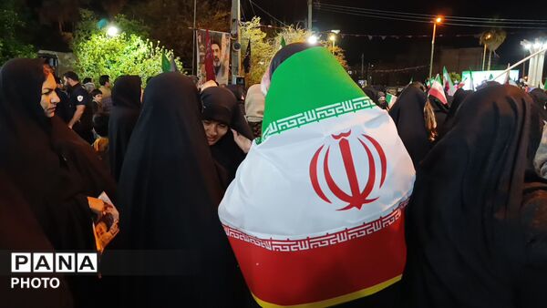 سیل جمعیت در میدان بهشتی و خیابان اصلی پلدختر