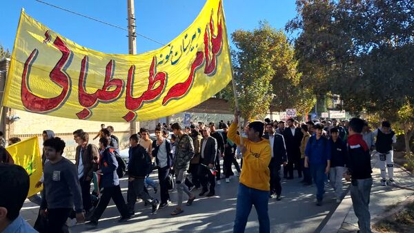 روز ۱۳ آبان: درخششی دیگر در تاریخ شهرستان سلسله با راهپیمایی دانش‌آموزان و مردم