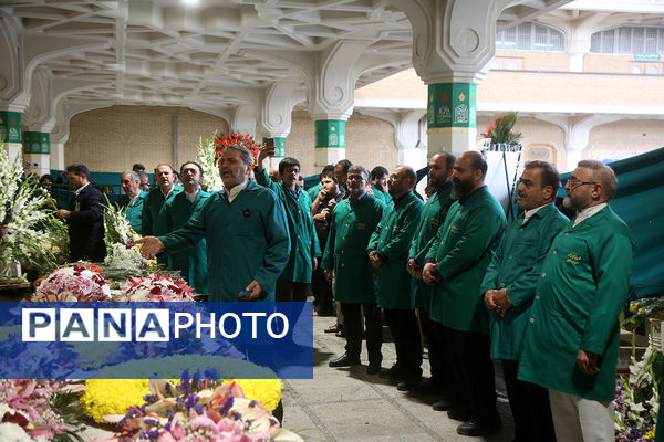 گل آرایی ضریح مطهر حضرت معصومه(س) به مناسبت روز دختر