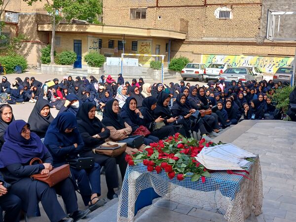 جشن سپاس معلم در هنرستان فنی حرفه‌ای بدیع ناحیه یک