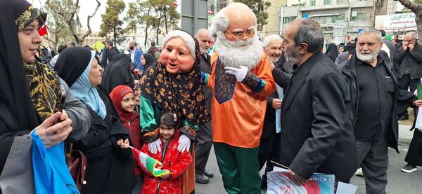 حضور گسترده و منسجم دانش آموزان و فرهنگیان منطقه ۱۰ در راهپیمایی ۲۲ بهمن ماه