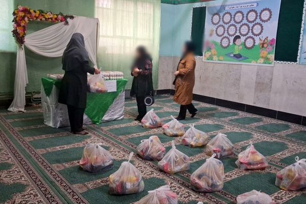 توزیع بسته‌های معیشتی در مدرسه عمار نصیرشهر