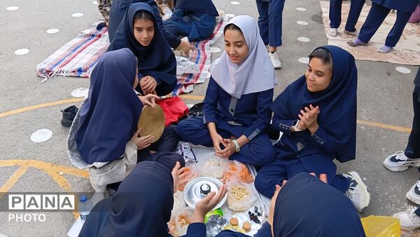جشن شادی در حیاط مدرسه، دنیای رنگی بچه های رحمانی فرد در روز جهانی کودک