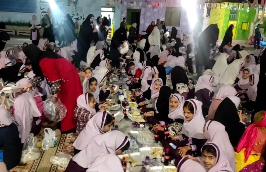 سفره افطار در دبستان شاهد لاله‌های شیراز