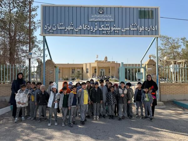 بازدید دانش‌آموزان پایه دوم دبستان حضرت جوادالائمه(ع) از مرکز هواشناسی یزد