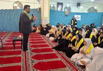 دختران معتکف در صف پیشتازان ایستادند