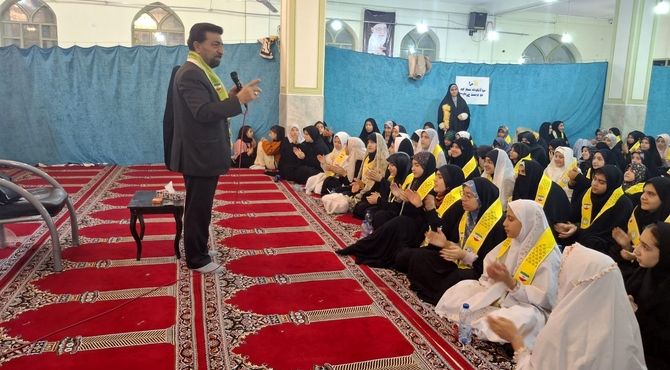 دختران معتکف در صف پیشتازان ایستادند