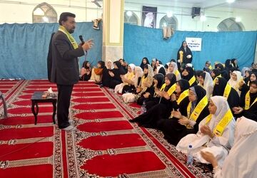 دختران معتکف در صف پیشتازان ایستادند