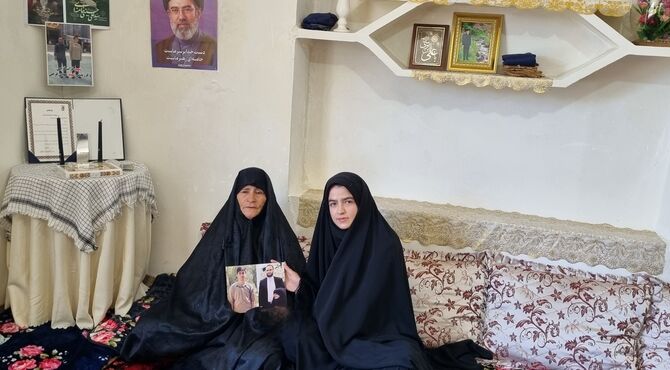 سه ماه چشم‌انتظاری؛ مادری که فرزند و نوه‌اش را در جنگ رمضان از دست داد